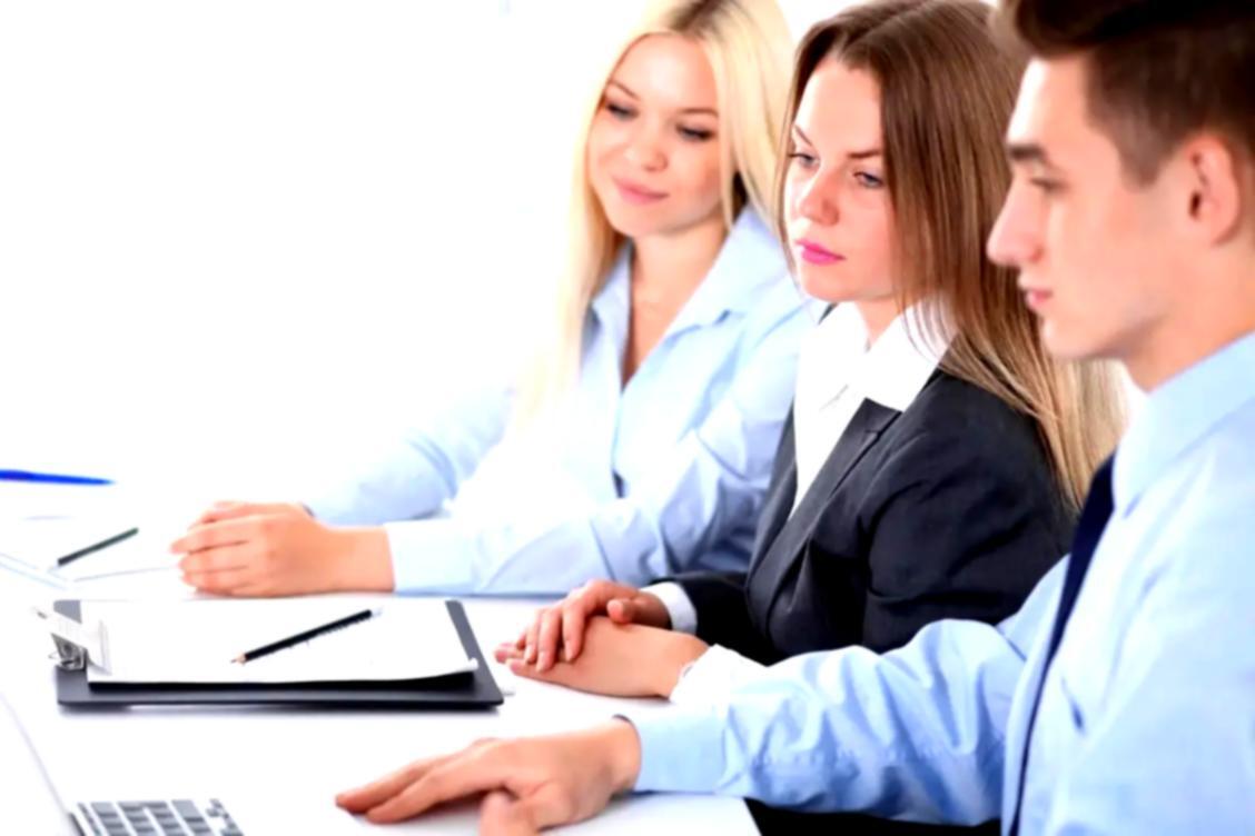 Erfolgreiche internationale Studierende bei der Studienplanung