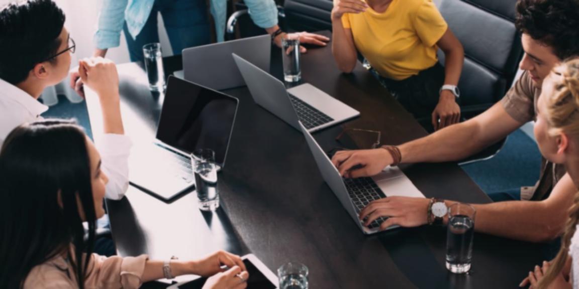 Beratungsgespräch zur Studienfinanzierung in modernem Büroumfeld